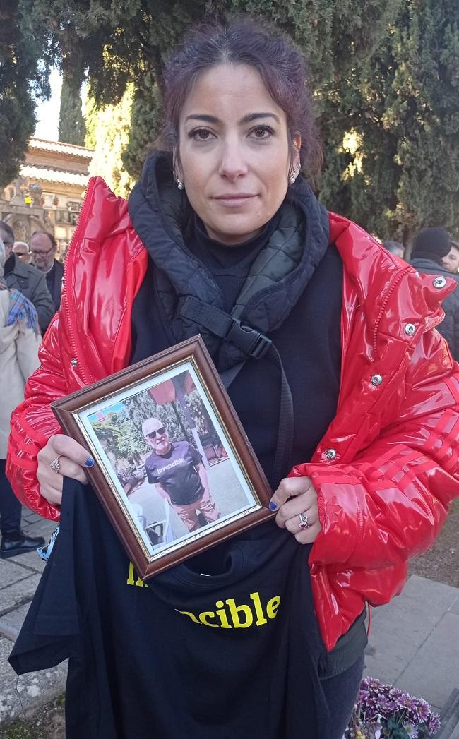 Olga Ruiz sostiene el retrato de su padre, Manuel Ruiz,  y se compromete a seguir buscando justicia para su tío Arturo.