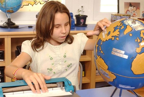 Una niña ciega en clase de geografía Una niña ciega en clase de geografía.