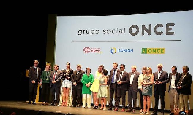 Los premiados, en la foto de familia, con las autoridades presentes.