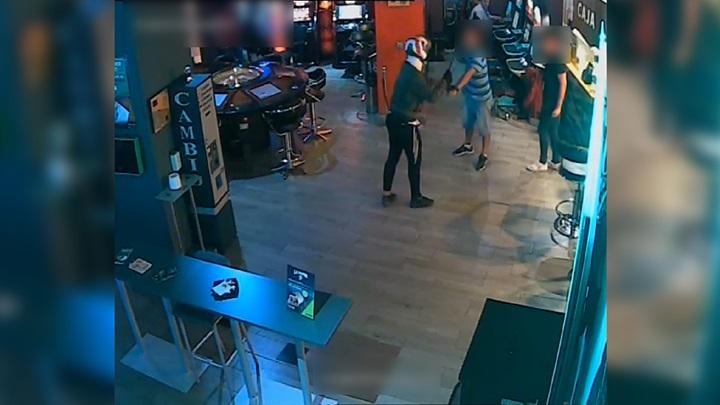 En uno de los robos llegaron a 'pinchar' con un cuchillo a un empleado de un salón de juegos.