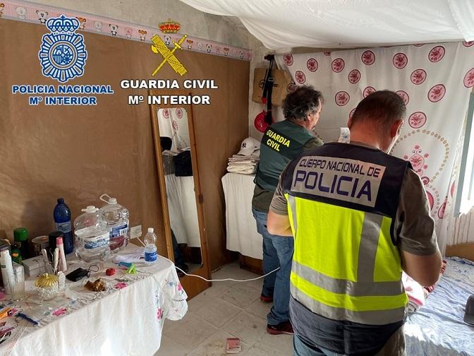 Agentes registran el domicilio de uno de los detenidos. 