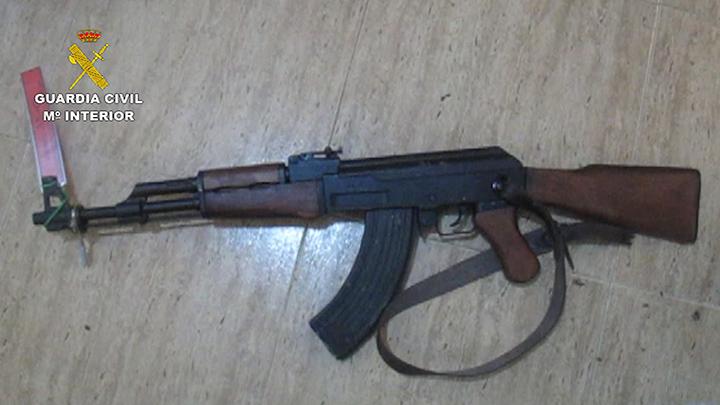Fusil de asalto kalashnikov inutilizado, requisado a la banda. 