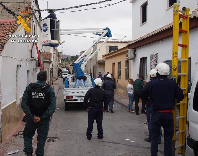 Desmontan conexiones ilegales de luz en la zona de El Barranco Desmontan conexiones ilegales de luz en la zona de El Barranco.