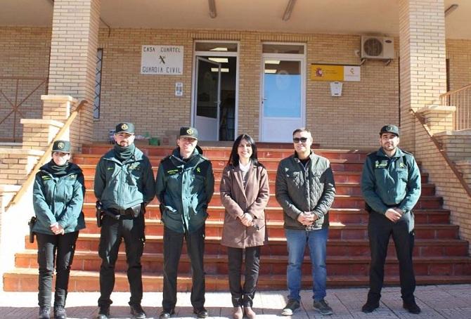 La subdelegada del Gobierno, frente al cuartel de la Guardia Civil de Orce.