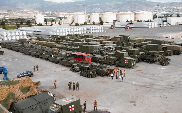 Vehículos militares en el Puerto de Motril.