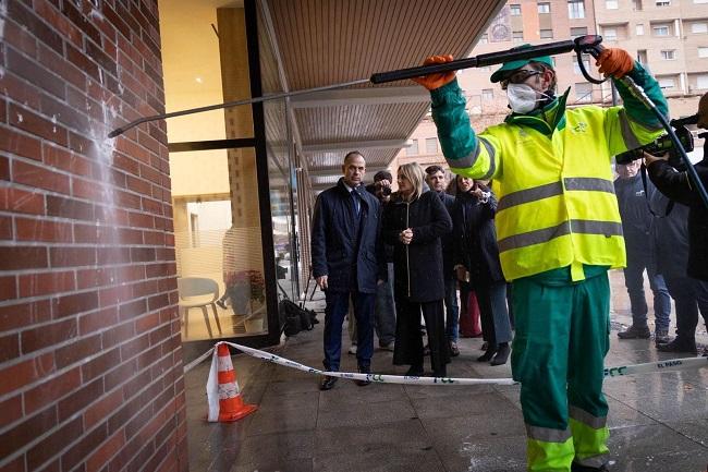 La alcaldesa, contempla las labores de limpieza de pintadas vandálicas.