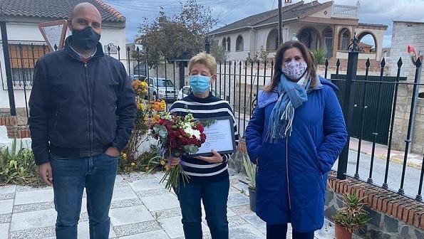 El alcalde y la concejala de Salud con la enfermera Luisa Urbano.