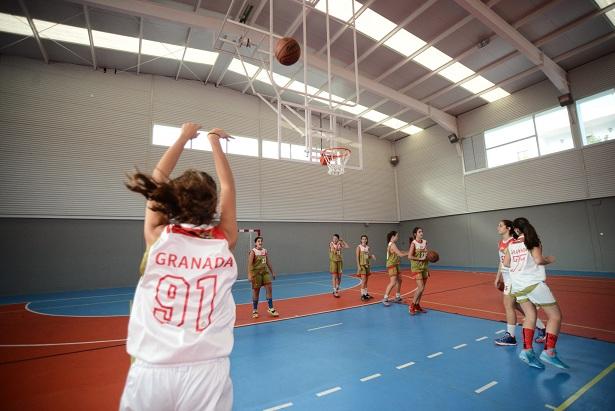 Un equipo de chicas practica el baloncesto.