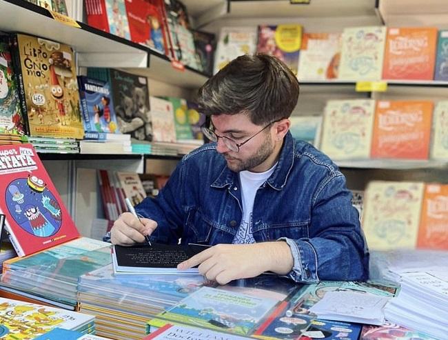 Pablo R Coca, Occimorons, firma uno de sus libros.
