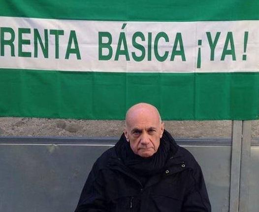 Paco Vega, a las puertas de la Delegación de la Junta en Málaga. Paco Vega, a las puertas de la Delegación de la Junta en Málaga.