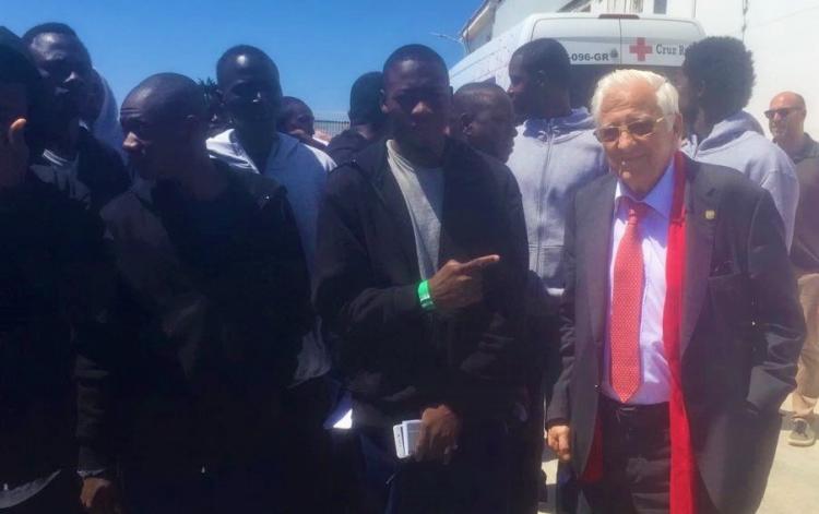 El padre Ángel con un grupo de migrantes en el Puerto de Motril, donde ha respaldado la labor de Cruz Roja. El padre Ángel con un grupo de migrantes en el Puerto de Motril, donde ha respaldado la labor de Cruz Roja.