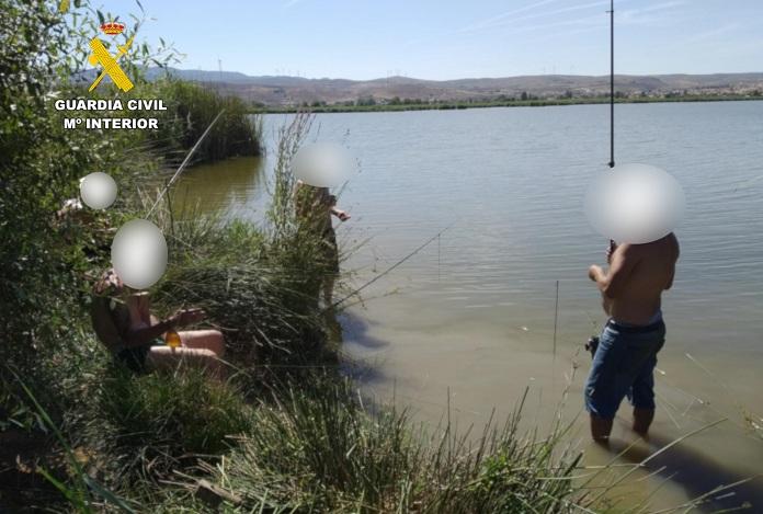 Los individuos, pescando en la Laguna de Padul. 