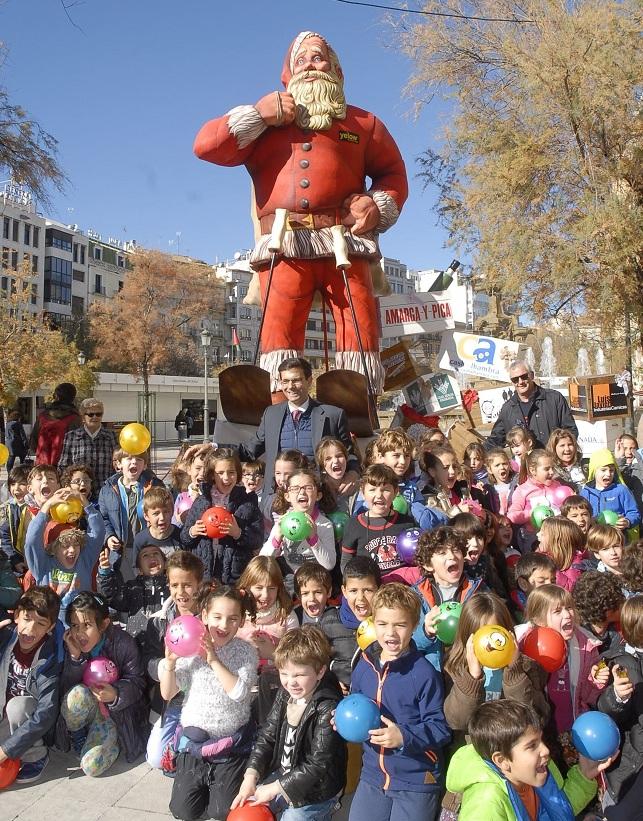 El alcalde posa con niños junto al Papá Noel, en Puerta Real.