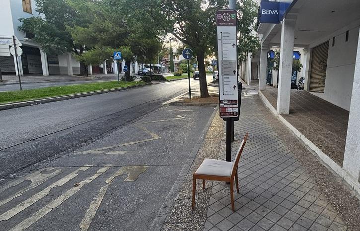 La silla junto a la parada de autobús en