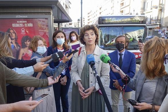 Elisa Cabrerizo y Raquel Ruz, este martes, con el responsable de Alsa.