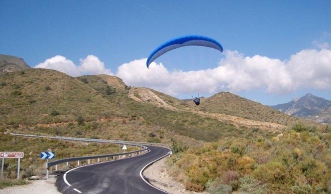 Práctica de parapente en la zona de Otívar-Lentegí. 