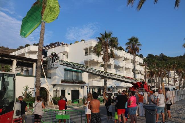 Labores de rescate del parapentista.