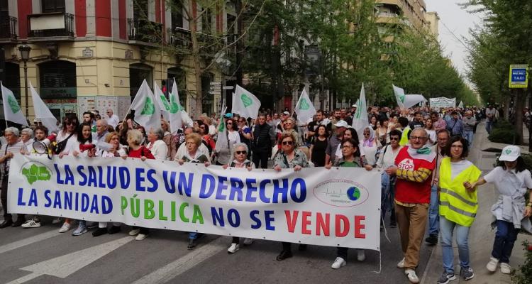 Cabecera de la manifestación a su paso por Gran Vía. 