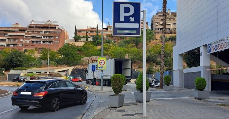 Acceso al parking del centro comercial del Serrallo, uno de los aparcamientos en los límites de la ZBE.