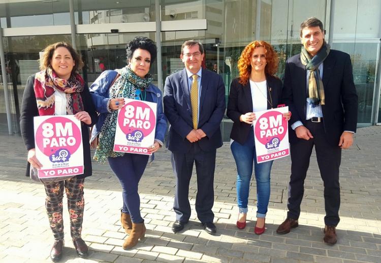 Las representantes de IU con Entrena y Fernández.