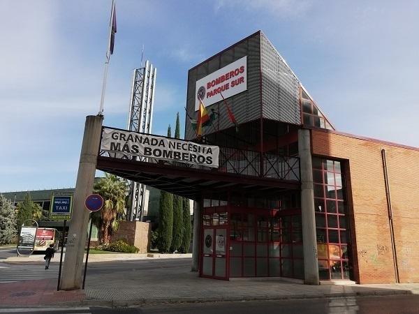 Imagen de archivo del Parque Sur con una pancarta de protesta reclamando más bomberos.