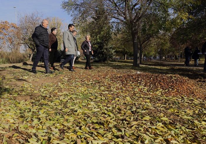 Visita al espacio público que se está acondicionando como parque.