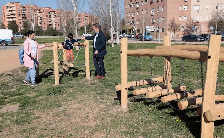 Aparatos de madera instalados en el parque de la Virgencica.