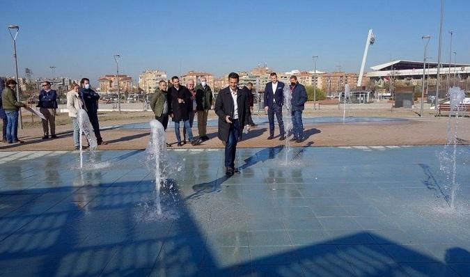 Cuenca, junto a varios surtidores de agua del nuevo parque. 