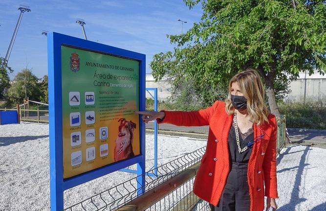 La concejala Eva Martín, en el nuevo parque para perros. 