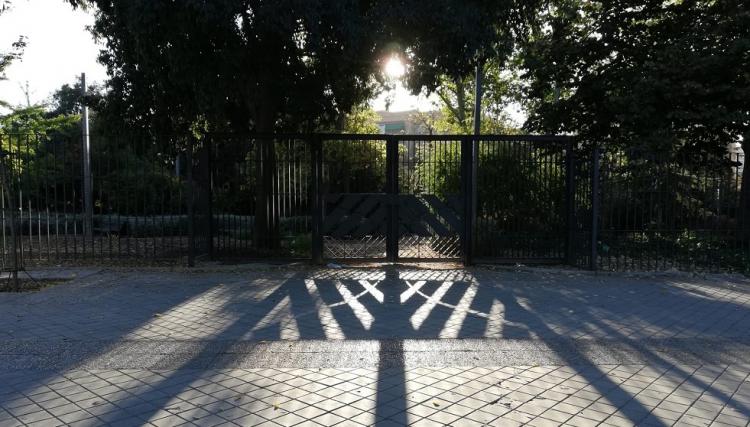 Parque público de la capital cerrado desde este sábado, con la entrada en vigor de las restricciones.