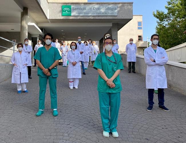 Parte del equipo de Dermatología, a las puertas del servicio, en el antiguo Clínico.