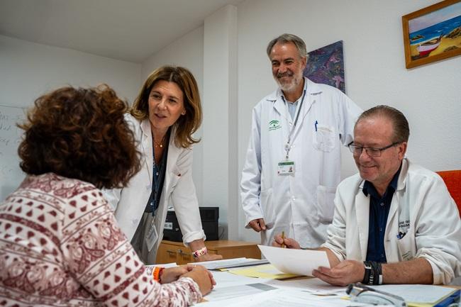 Parte del equipo en la consullta con una profesional.