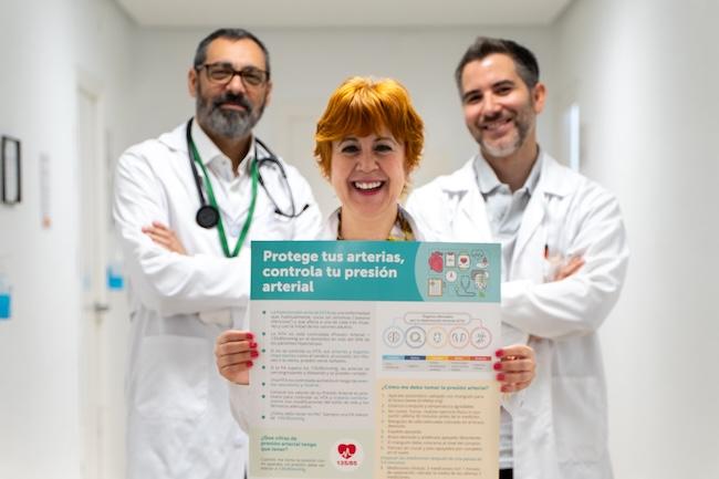 Parte del equipo muestra el cartel.