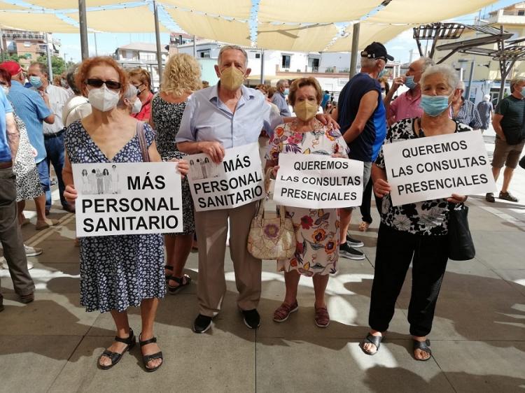 Participantes en la concentración este mediodía en Armilla. 