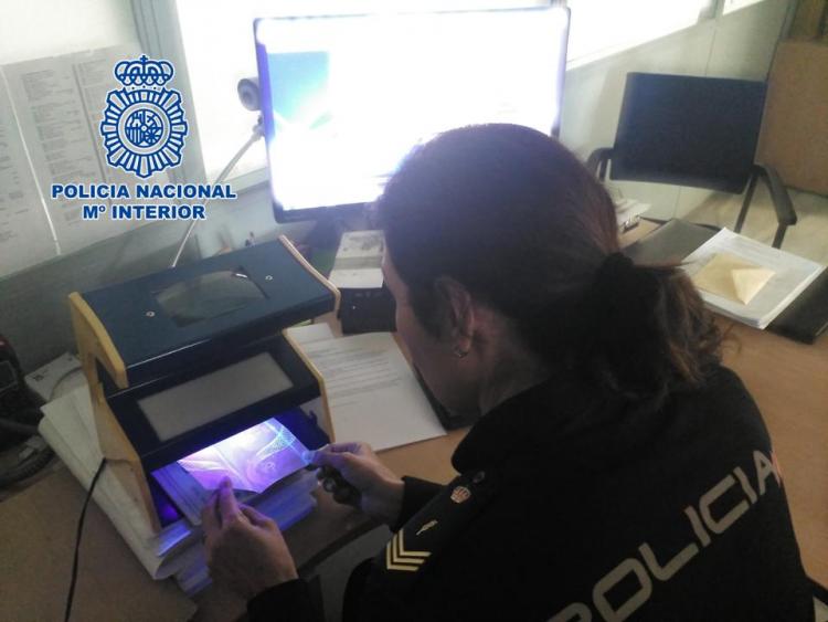 La Policía examina un pasaporte La Policía examina un pasaporte.