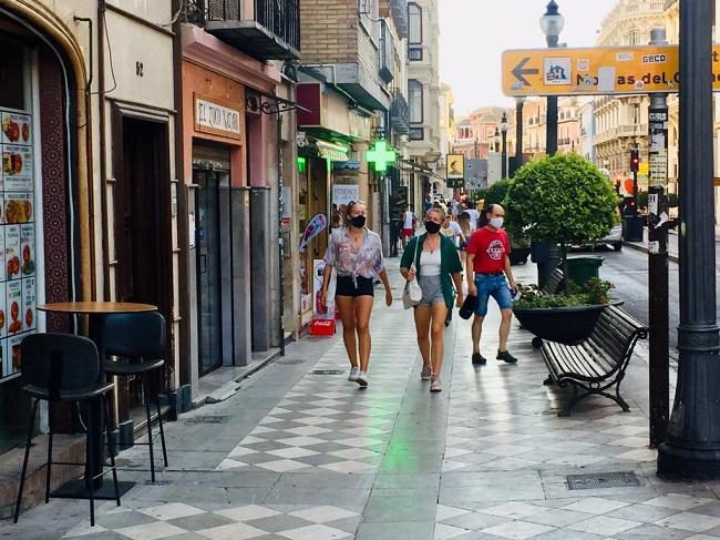 Dos jóvenes caminan por el entorno de Plaza Nueva.