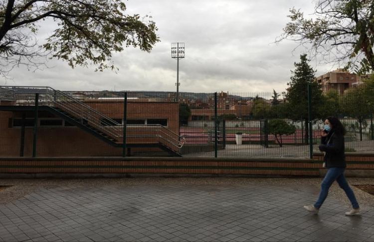 Una joven camina junto al complejo deportivo Núñez Blanca. Una joven camina junto al complejo deportivo Núñez Blanca.