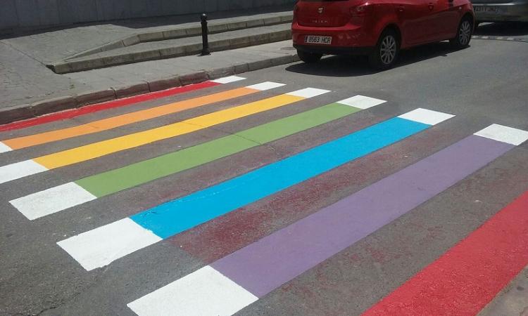 Pasos de cebra se han coloreado como la bandera arcoíris.