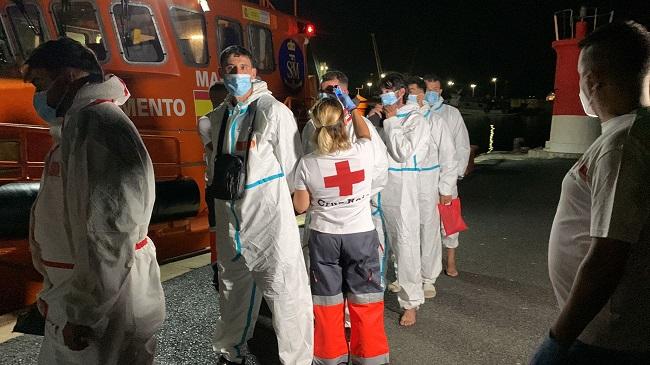 El grupo de migrantes, atendido por Cruz Roja en el Puerto de Motril, esta madrugada.