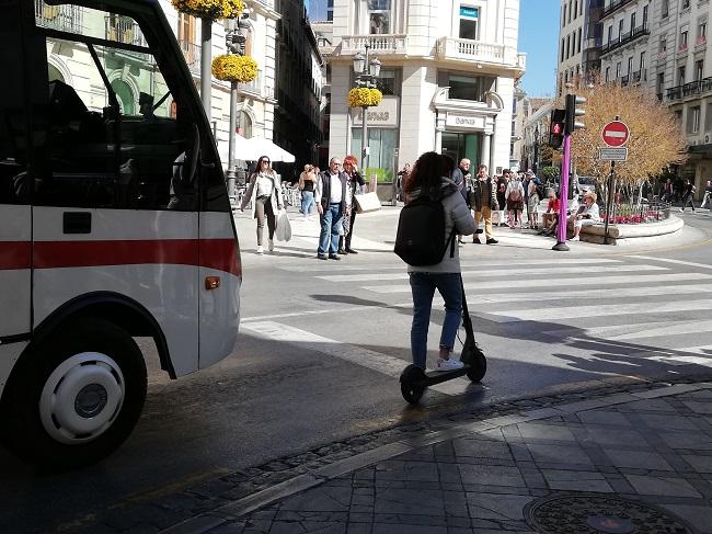 Patinete circulando hacia Puerta Real.