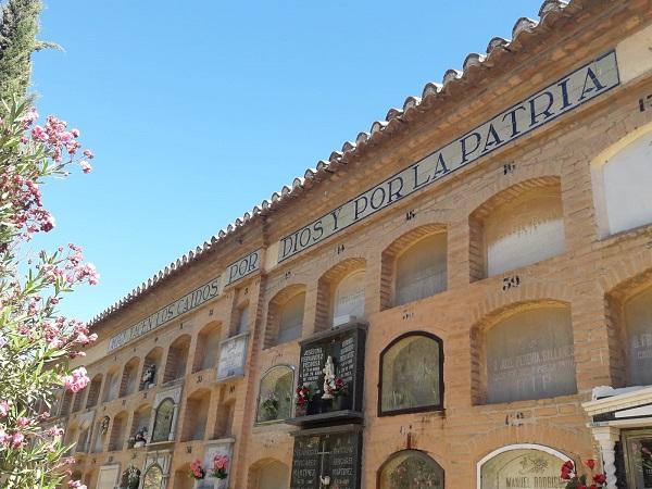 Patio de Santiago del cementerio de Granada con el lema "Aquí yacen los caídos por Dios y la patria"