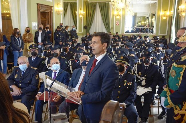 El alcalde, durante su intervención en el acto de la Policía Local de Granada.