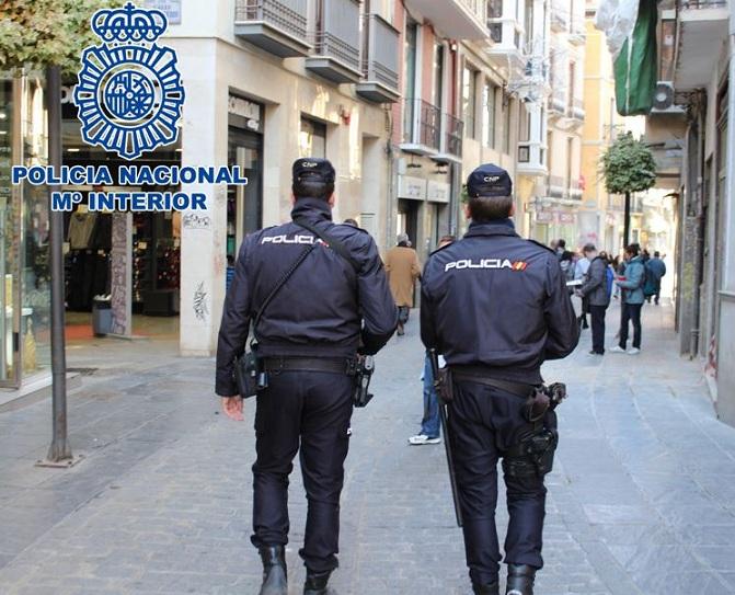Patrulla policial por el centro de Granada. 