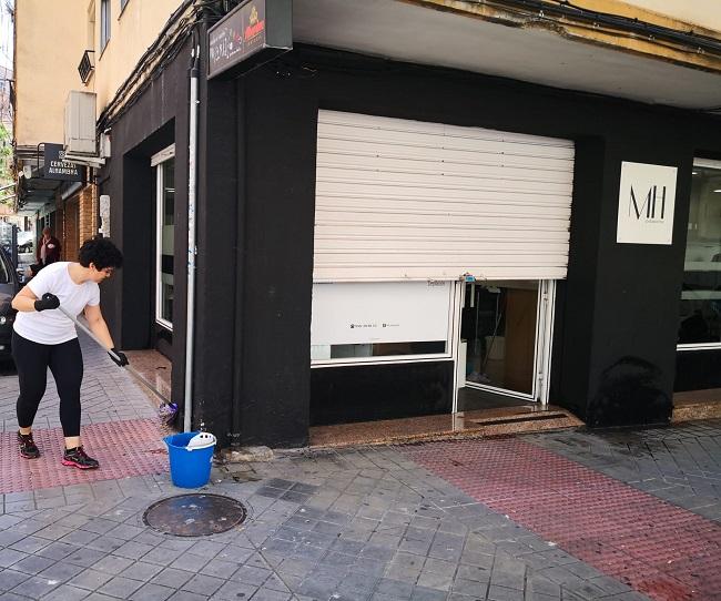 Un establecimiento de hostelería se prepara para la reapertura.