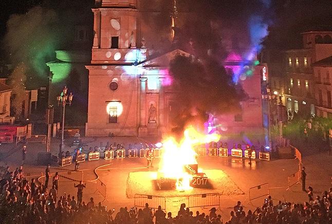 La quema de 'El Penas' abrió las fiestas de Santa Fe. La quema de 'El Penas' abrió las fiestas de Santa Fe.