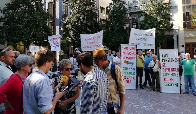 Carmen Pons atiende a los medios durante la concentración de este lunes.