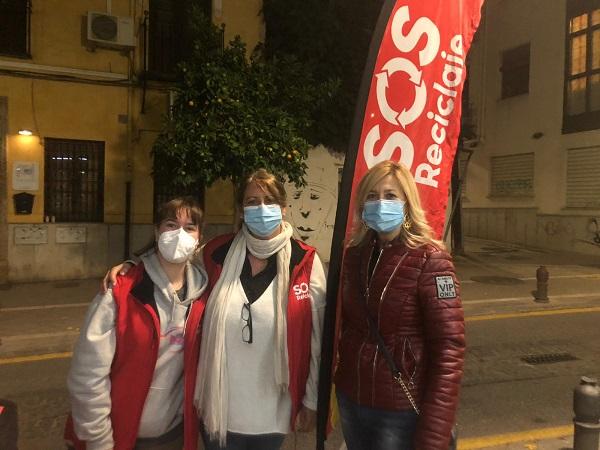 Pepa Rubia, edil de Medio Ambiente, con monitoras de la campaña SOS Reciclaje.