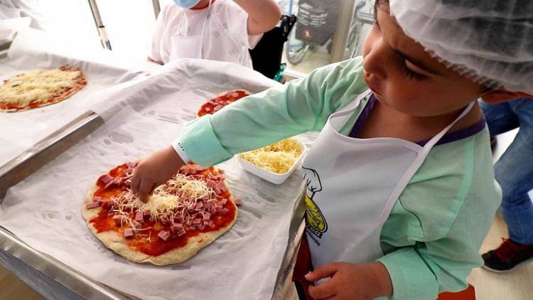 Los peques disfrutaron adornando las pizzas. 