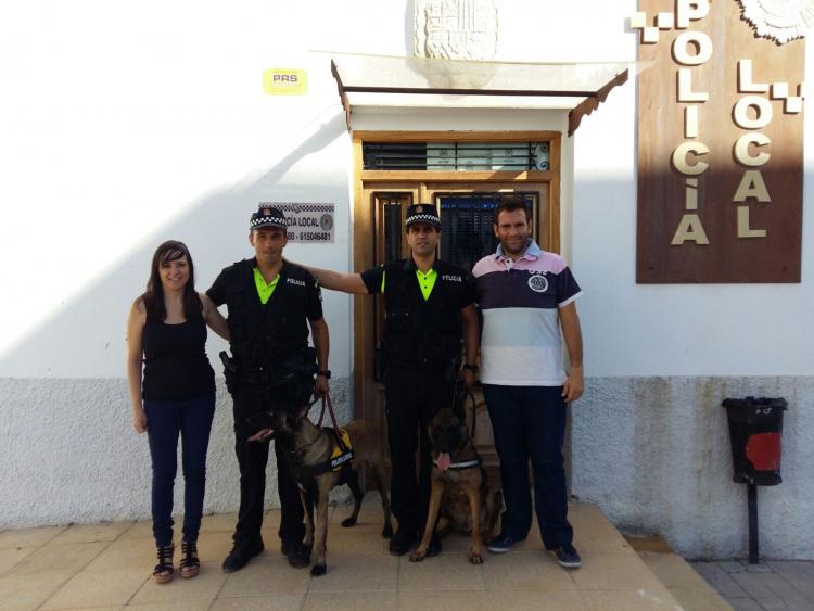 la alcaldesa de Las Gabias (izquierda) y el concejal de Seguridad (derecha), junto con los dos agentes de la Unidad Canina y Drey y Harry. 