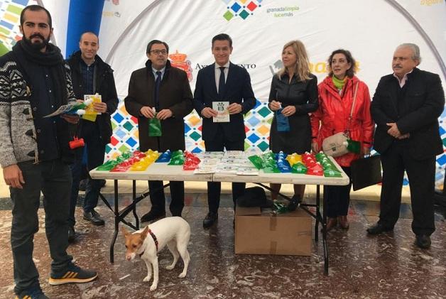 El alcalde ha entregado los primeros botes a dueños de perros.